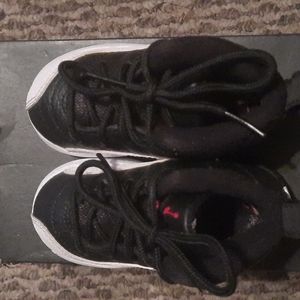 JORDAN SHOES SZ6 🚼